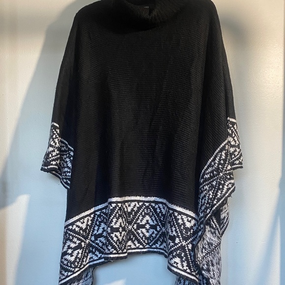 Forever 21 Black and White Knit Poncho - Picture 1 of 3